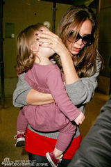 组图：辣妹手捂女儿小脸防被拍 小七嘟嘴抗议