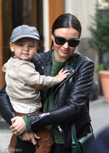 组图：超模米兰达-可儿外出 儿子弗林酷萌抢镜