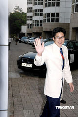 幻灯图集：郭晶晶参赛众人护送排场大 霍启刚观战