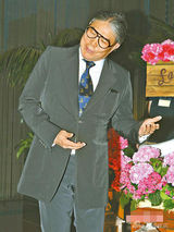 组图：霍启刚郭晶晶出席婚宴 被问孕事接受祝福