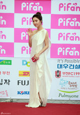 高清组图：秀爱黑礼服美艳电影节 申世京斜肩裙抢镜