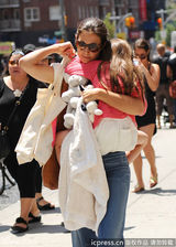 组图：凯蒂霍尔姆斯带女儿逛街 苏瑞情绪低落躲镜头