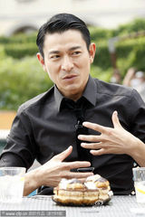 高清图：刘德华提前庆生大快朵颐 吃蛋糕舔手指