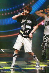 组图：NU'EST等唱响韩流演唱会 女团爆乳秀大腿