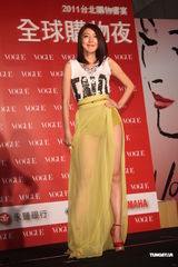 组图：隋棠杨谨华双姝比美腿 关颖火鸟装走可爱风