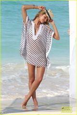 组图：超模坎蒂丝比基尼诱惑大秀热辣曲线