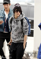 组图：f(x)赴新西兰潮装亮相 宋茜热裤秀美腿