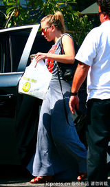 组图：斯嘉丽-约翰逊紧身长裙秀凹凸身材