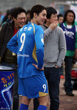 高清图：金俊秀任队长帅气踢球 金贤重等首场热身赛