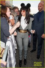 组图：GaGa米老鼠造型亮相 高垫肩圆墨镜显囧相