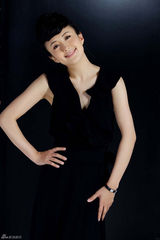 组图：杨童舒优雅写真魅力形象百变