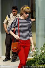 组图：泰勒-斯威夫特金发红唇腔调十足