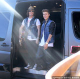 组图：比伯当街献唱谢歌迷 小天王自恋摸发