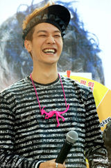 组图：怀秋大方献吻女粉丝 爱纱自曝有暗恋对象