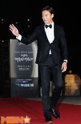 组图：崔振赫黑西服亮相 帅气展型男范儿