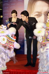 组图：福山雅治新片香港首映 粉丝围堵场面火爆