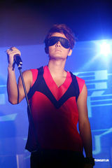 组图：吴克群发新专辑 单膝下跪示爱徐若瑄