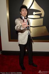 组图：郎朗帅气亮相格莱美红毯 招牌手势绅士范