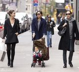 组图：辣妈米兰达-可儿街拍 大衣搭皮裤滑雪靴