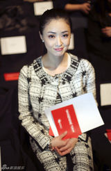 组图：蒋欣纽约时装周 造型邻家都市感十足