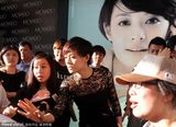 组图：孙俪现身沈阳引骚动 现场发飙挥手斥保安