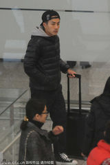 组图：刘恺威暂别杨幂忙工作 步履从容神色淡定