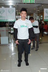 组图：成龙曾志伟等众星出席爱心无国界311烛光晚会 