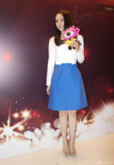 组图：董璇获封美妆大使 白衣蓝裙清纯动人