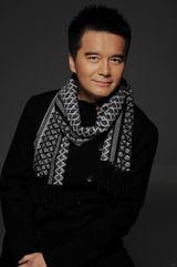 组图：许亚军最新写真亮相 温暖笑容展成熟魅力