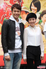 组图：李康宜拜神求票房 爱情长跑结婚顺其自然