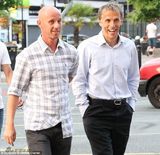 组图：小贝携曼联92班酒吧畅饮 老男孩风采依旧