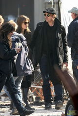 高清图：朱莉现身匈牙利 皮特贴身随行蜜吻秀恩爱