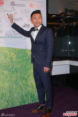 组图：香港舞台剧奖颁奖礼 黄秋生教张敬轩减压