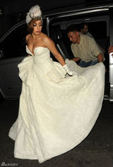 组图：Lady Gaga身穿白纱亮相伦敦 对镜大献飞吻