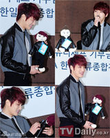 组图：JYJ为慈善捐款 金在中休闲皮装亮相代表