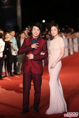 组图：郎朗西装帅气 何韵诗长裙露背女人味十足