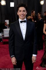 组图：群星闪耀红毯 暮光女拄拐海瑟薇优雅