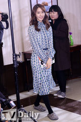 组图：允儿亮相《总理和我》公开拍摄笑颜如花