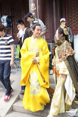 安七炫《帝锦》首演中国皇帝 借花献佛讨女主角欢心