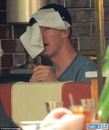 组图：犯二停不下来!卷福约会用纸巾遮面防偷拍