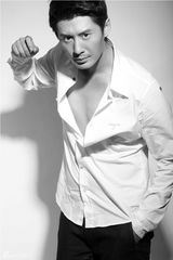 组图：张天其拍黑白写真 诠释质感型男