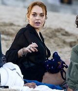 组图：林赛-罗韩海边穿比基尼大秀豪乳