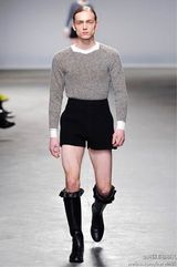 组图：英国时装秀现奇葩造型 网友惊呼毁三观