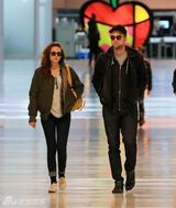 组图：暮光情侣档齐戴墨镜扮酷脸现身机场