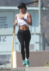 组图：伊娃背心紧身裤亮相 跑步锻炼秀身材