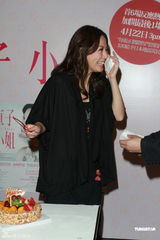 组图：刘心悠为话剧彩排 称难以容忍二奶现象