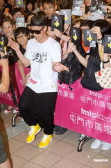 高清组图：陈奕迅笑言自己无心肝 有意看哈林演出