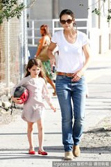 组图：凯蒂教爱女骑车心情佳 苏瑞粉嫩超萌