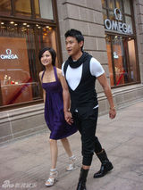 幻灯图：陆毅潮装现身街头 携妻子鲍蕾逛名店 