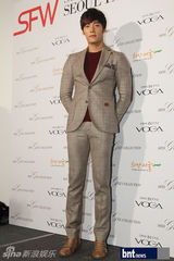 组图：崔振赫李允智出席设计师池春熙秀展